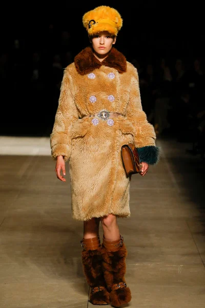 Look 3